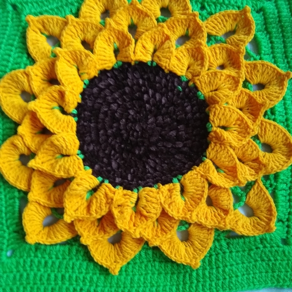 Sunflower accent pillows 🌻🌻🌻 handmade crochet - Picture 3 of 7
